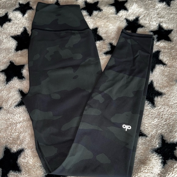 ALO Yoga Pants - ALO Yoga High-Waist Camo Leggings in Dark Green Like Brand New Size Large Vapor